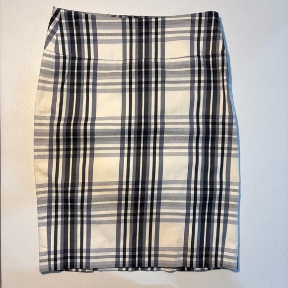 Club Monaco Dresses & Skirts - Club Monaco B&W Plaid Pencil Skirt
